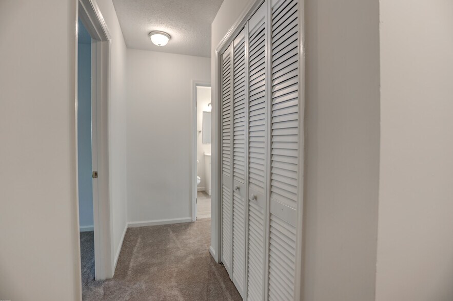 Building Photo - 1618 Poinsettia Rd