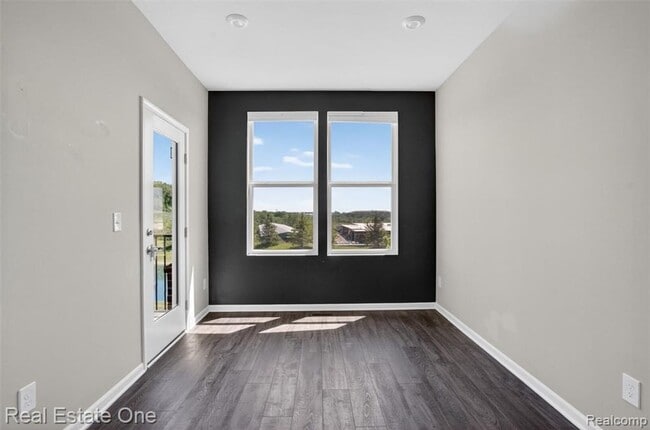 Building Photo - Modern 3-Bedroom Condo in Lake Orion Near I-75