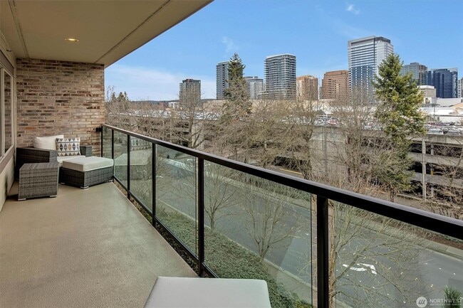 Building Photo - 3Bd/2Ba Bellevue Condo
