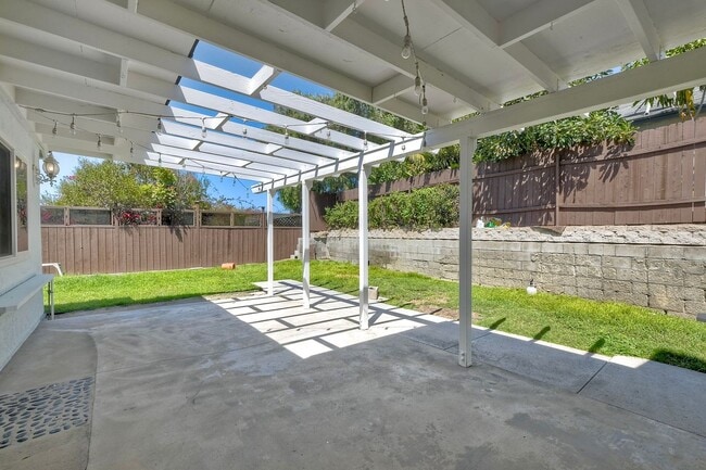 Building Photo - Stunning Single-Level Home