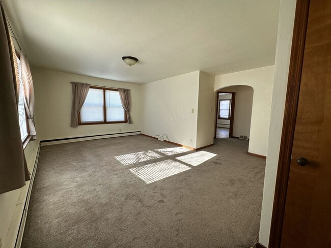 Building Photo - 2030 E Norwich Ave
