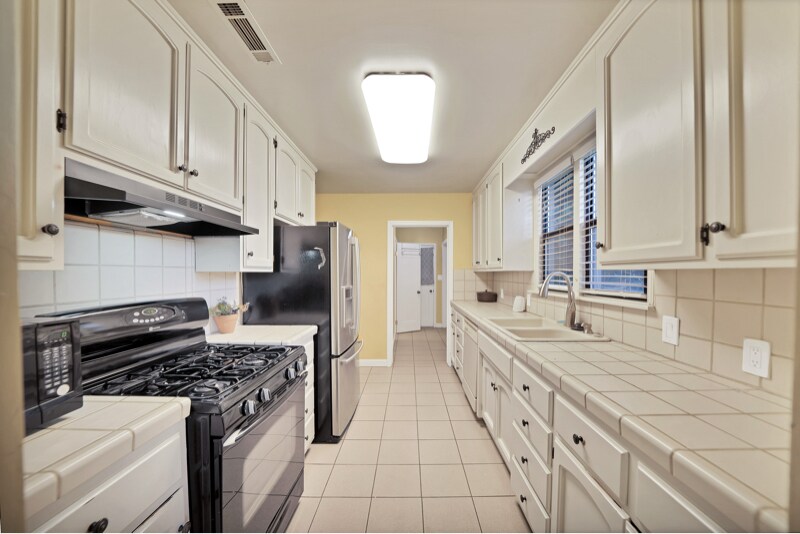 Building Photo - 1301 S Lee Ave
