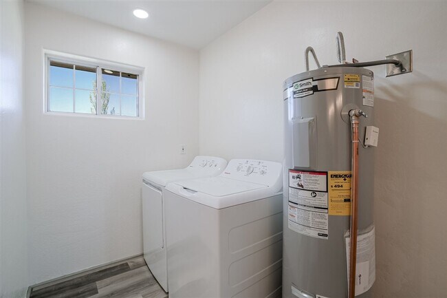 Building Photo - 3 bed 1 bath home in Prescott with utilities included