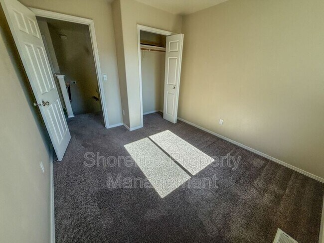 Building Photo - 3420 N Oakstone Ave