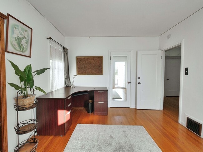 Building Photo - 1718 Le Roy Ave