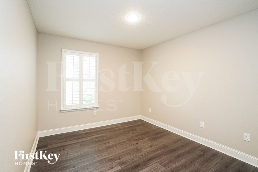 Building Photo - 725 Chandler Dr