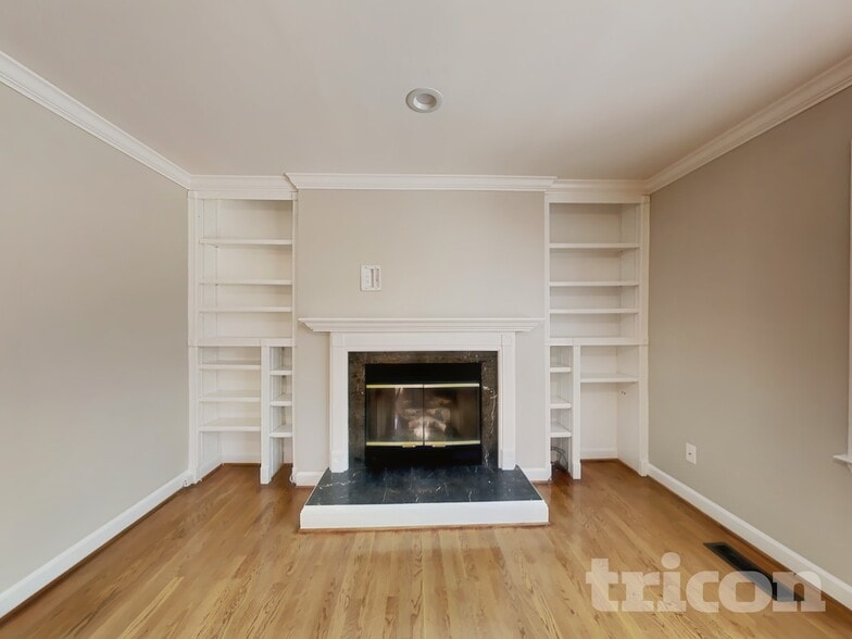 Building Photo - 3200 Oliver Dr
