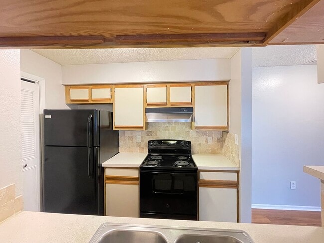 Building Photo - 2 Bed / 1 Bath Condo in Gated Comm. In Altamonte Springs. Available Now!