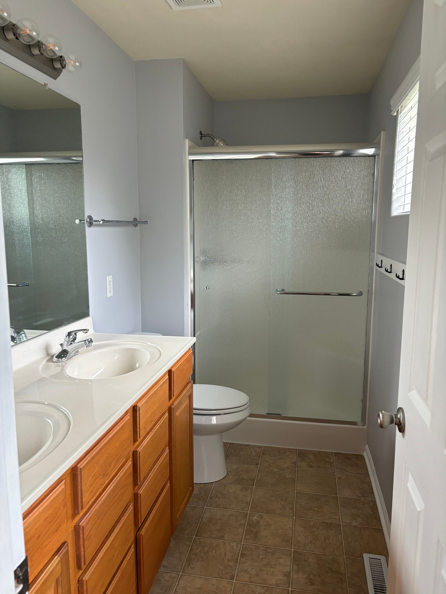Building Photo - 817 Lake Vista Dr