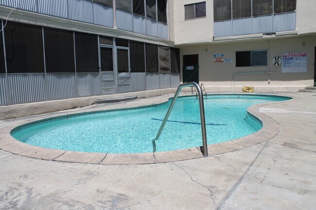 Building Photo - 1400 College View Dr