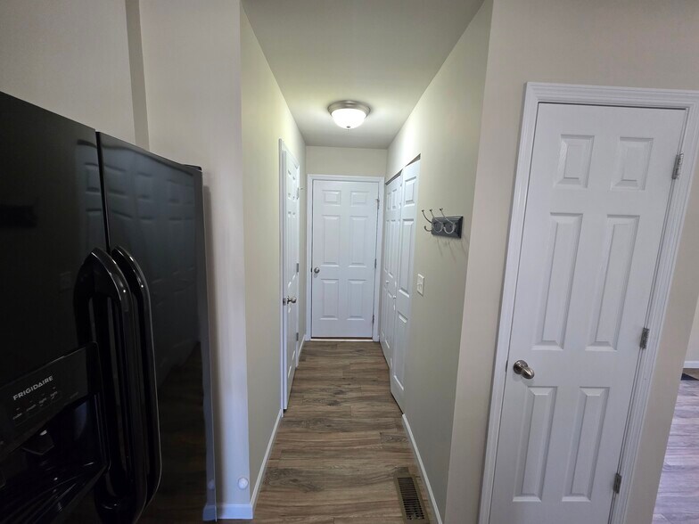 Building Photo - 318 Countryshire Dr