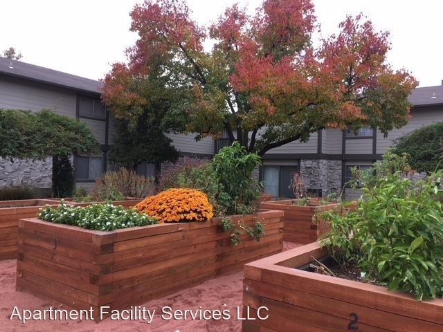 Building Photo - 3248 S Lakewood Ave