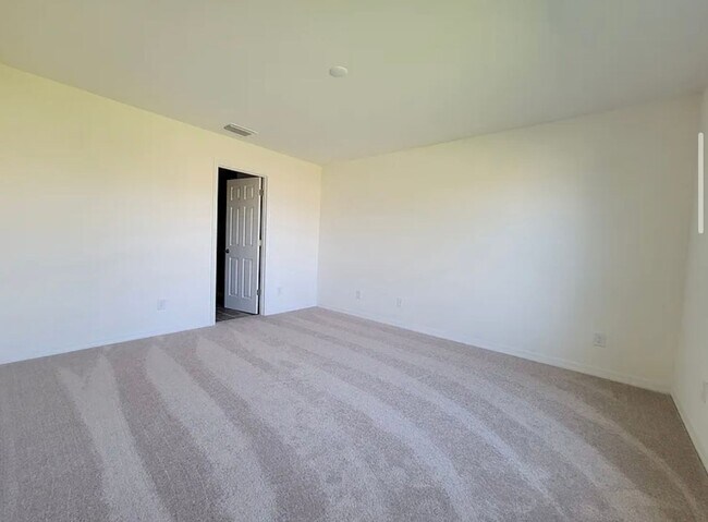 Building Photo - Modern & Spacious 4 Bed, 2 Bath Home COMIN...