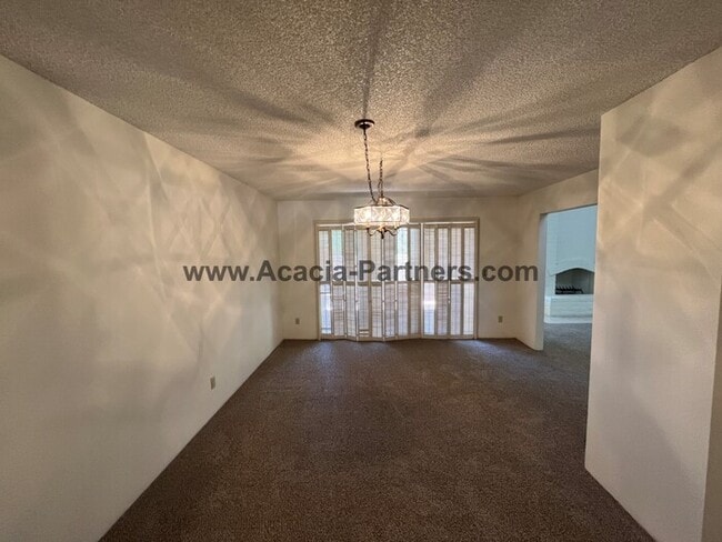 Building Photo - Large Three Bedroom Townhouse