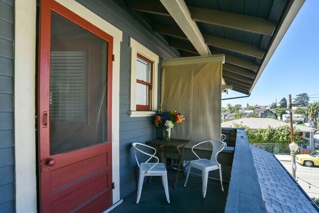 Building Photo - Charming Upper Floor 2 Bed / 1 Bath with Bonus Studio in a Prime Echo Park Location
