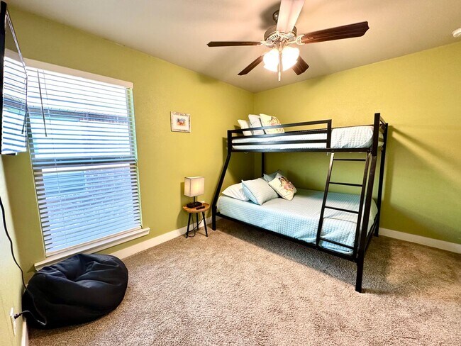 Building Photo - Furnished Rental 3 bed 2 bath Minimum of 30-day stay