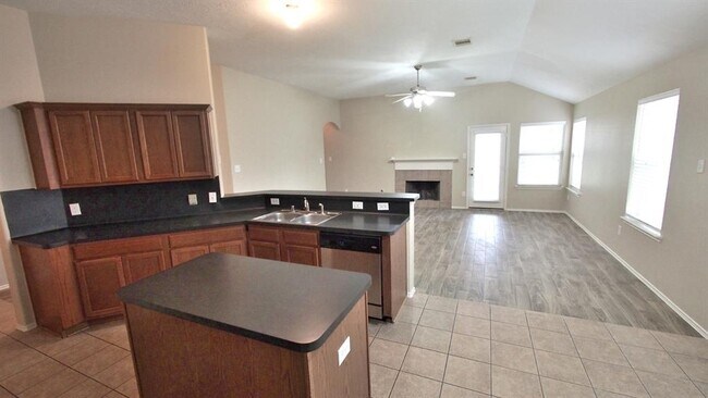 Building Photo - 1319 Colonial Manor Dr