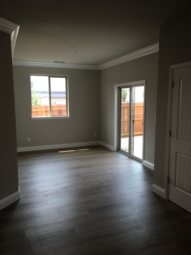 Building Photo - 4 Bedroom West Redding Townhome-  MOVE IN ...