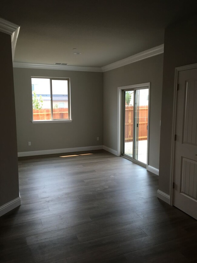 Building Photo - 4 Bedroom West Redding Townhome