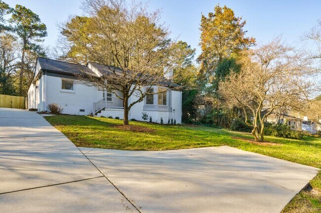 Building Photo - 995 Lindbergh Drive NE