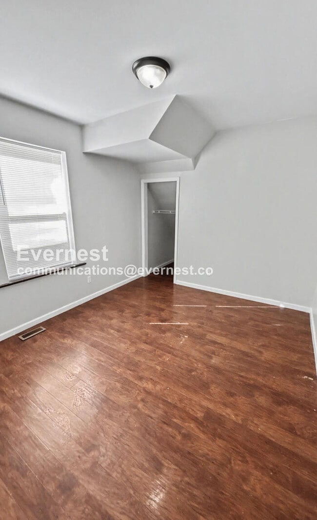 Building Photo - 3 Bed, 1 Bath Home with Fenced Yard / Available Soon!
