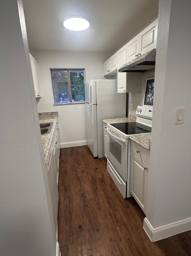 Building Photo - Pet-friendly 2 Bedroom 1 Bath - Easy and L...