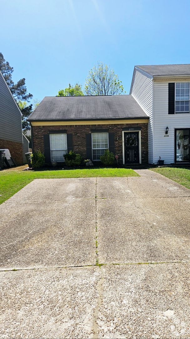 Building Photo - Spacious 2 bedroom, 1.5 bath townhome for ...