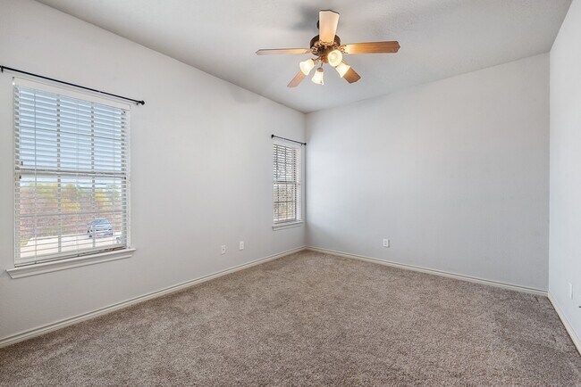 Building Photo - 400 Forest Dr Loop