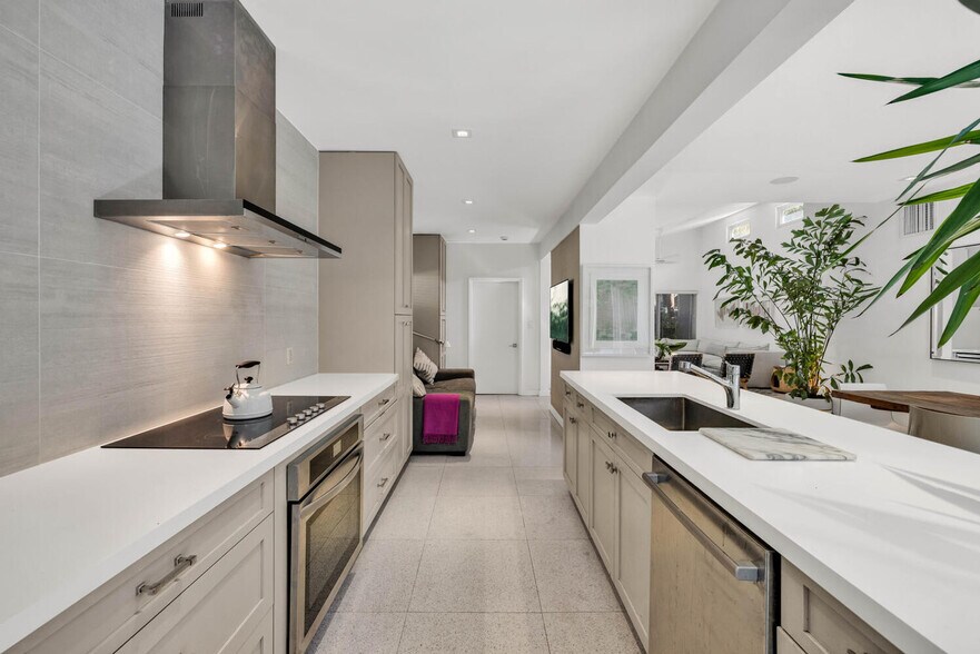 Building Photo - 420 NE 87th St