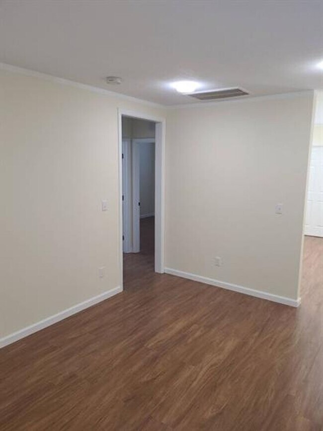 Building Photo - 1538 Longfield Ave