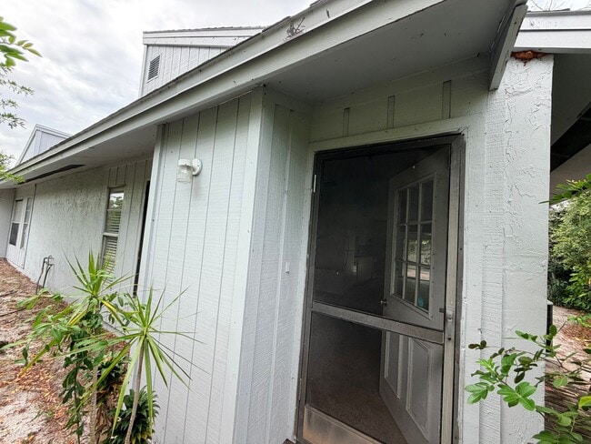 Building Photo - Available Now! 2 Bed, 1 Bath Duplex