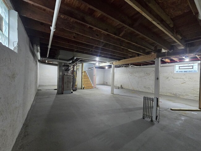 Building Photo - Beautifully Updated 2 bedroom 1 bathroom 776 sq ft home