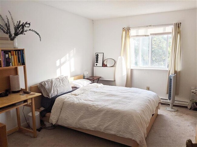 Building Photo - 42 Belmont St