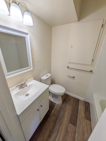 Building Photo - 3524 Mobile Ave