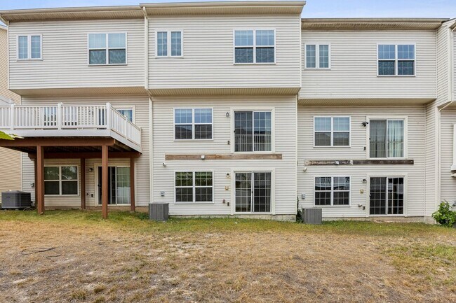 Building Photo - Stunning luxury townhome in the Fieldstone...
