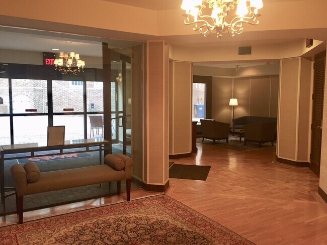 Building Photo - Updated Kitchen-1Bed 1Bath w Garage Parking at Georgetown Condo