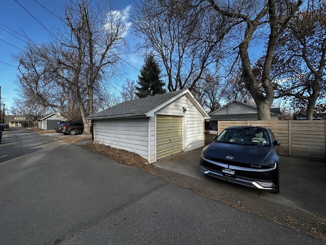 Building Photo - AVAILABLE NOW! "Charming 3-Bedroom Oasis with 2 Full Baths in the Sunset Neighborhood!"