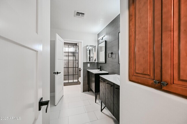 Building Photo - 2426 W Horsetail Trail