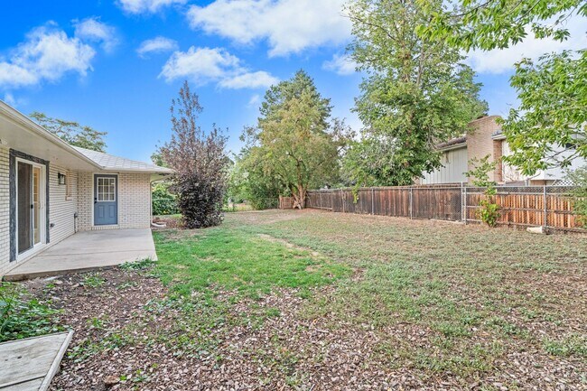 Building Photo - Charming and Renovated 4 Bedroom 2 Bathroo...