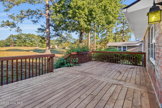 Building Photo - 259 Shoreline Dr