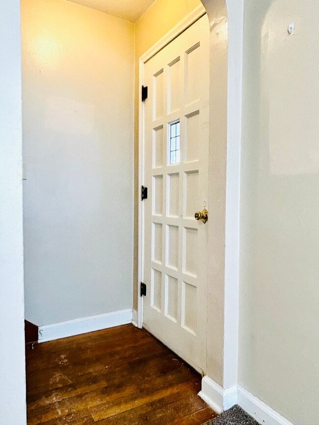 Building Photo - Spacious 2 Bedroom Home