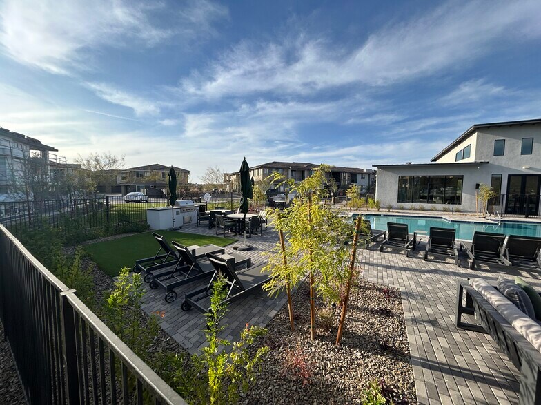 Building Photo - 2121 W Sonoran Desert Dr