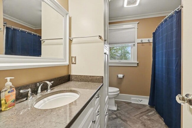 Building Photo - 303 Shed Rd