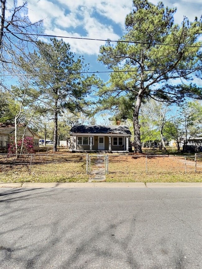 Building Photo - Cozy Cottage in Prime Downtown Ocean Springs Location!