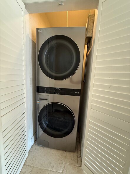 Building Photo - 940 W Fairbanks Ave