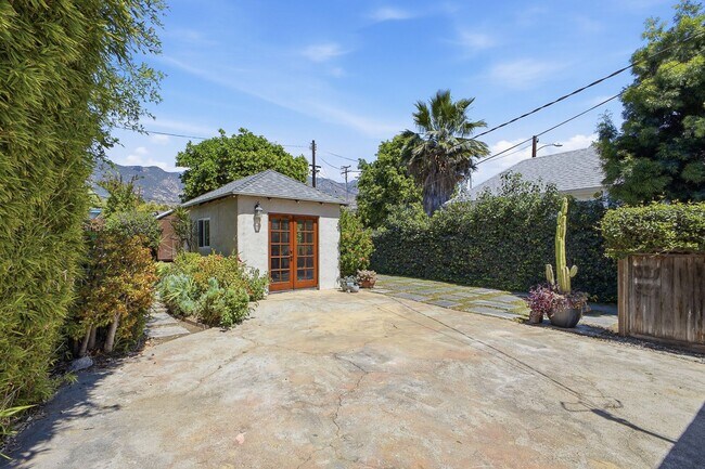 Building Photo - 585 W Calaveras St