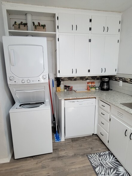 Building Photo - 515 W 7th Ave