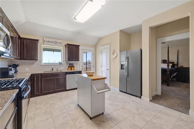 Building Photo - Warm & Inviting 3BR / 2BA Home with Large Backyard