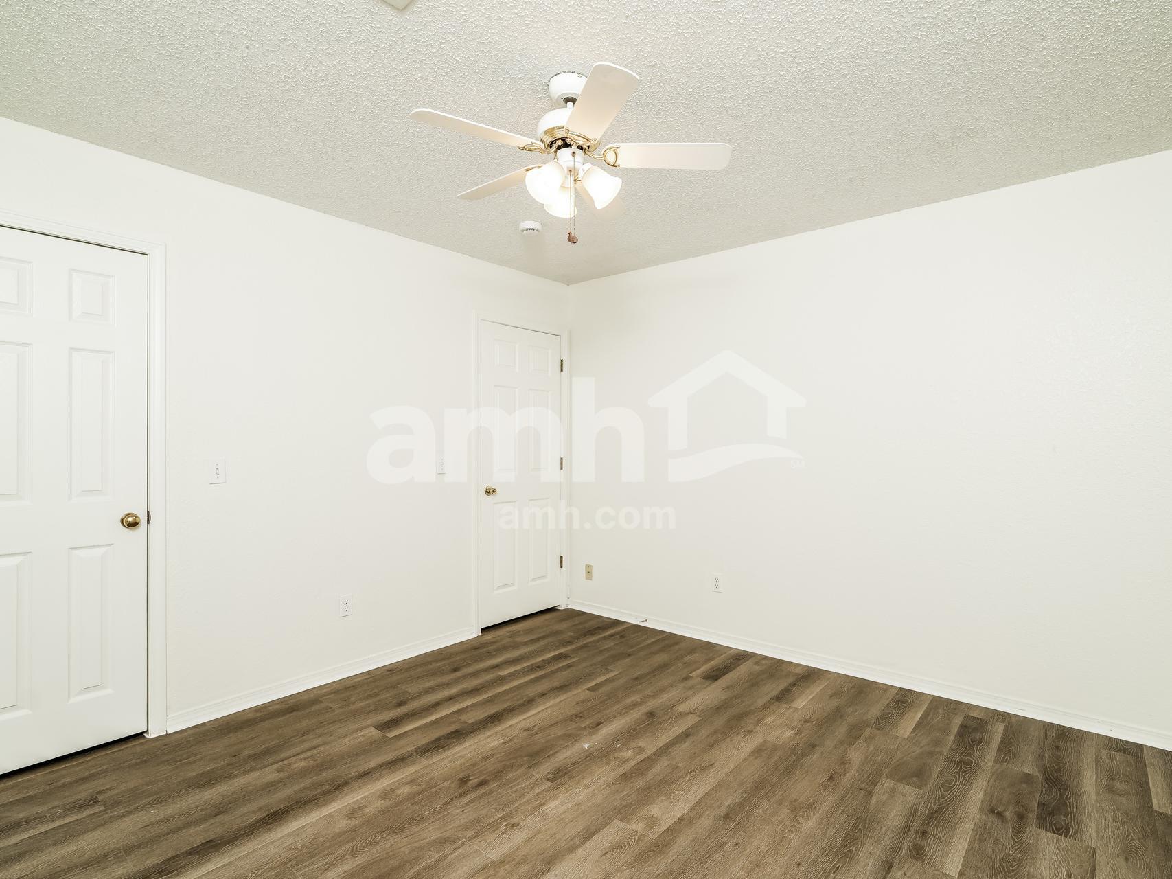 Building Photo - 1412 N Umbrella Ave