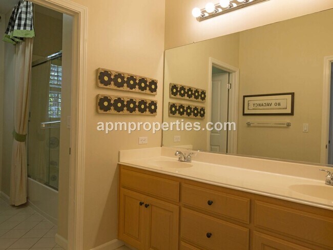 Building Photo - Upscale 3 Bedroom + Den, 4 bath, Detached Cottage, in Gale Ranch!